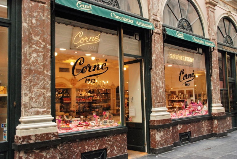 vitrine-ST RAPHAEL-min_chocolate_chocolaterie_shop_luxury_chic_gallery_brussels_belgium-558146